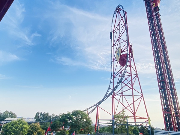 De 112 meter hoge Red Force overheerst Ferrari Land