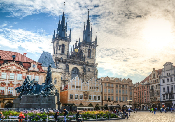 Een blik op de Týnkerk in Praag